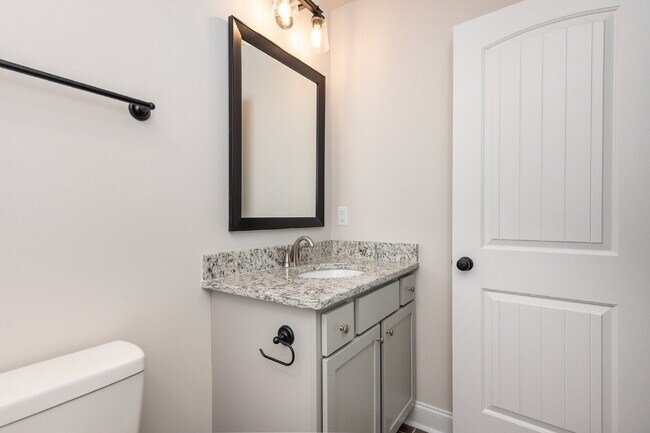 Building Photo - Elegant 2BR/2.5BA Townhome minutes from Downtown Greenville and walking distance to Swamp Rabbit ...