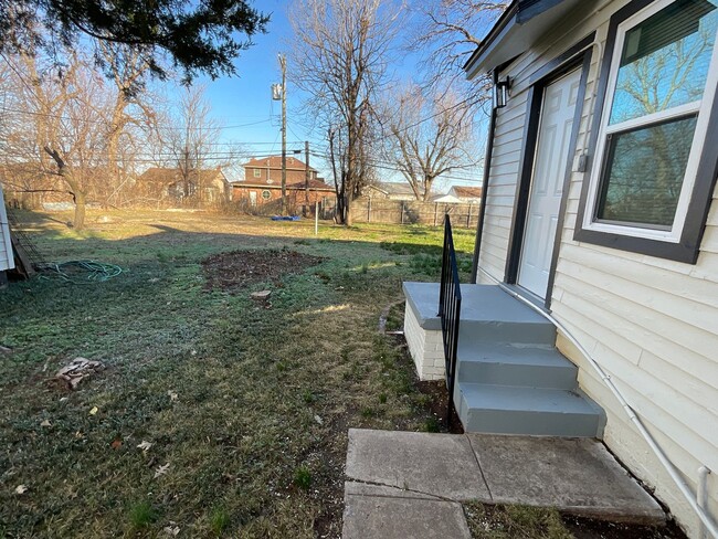 Building Photo - 2413 NE 27th St