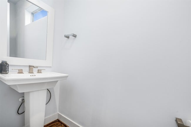 Building Photo - 2324 Camden Dr