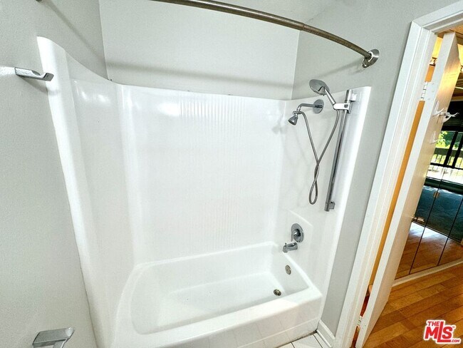 Building Photo - 950 Kings Rd