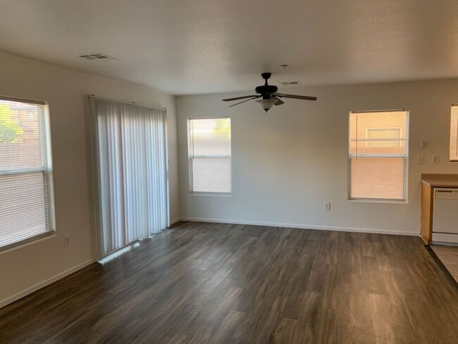 Building Photo - 3 bed,2.5 bath, 1 car garage house for rent $1800