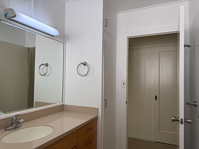 Building Photo - 3br - 3 Bed/2 Bath House with Family Room - Convenient Honolulu Location