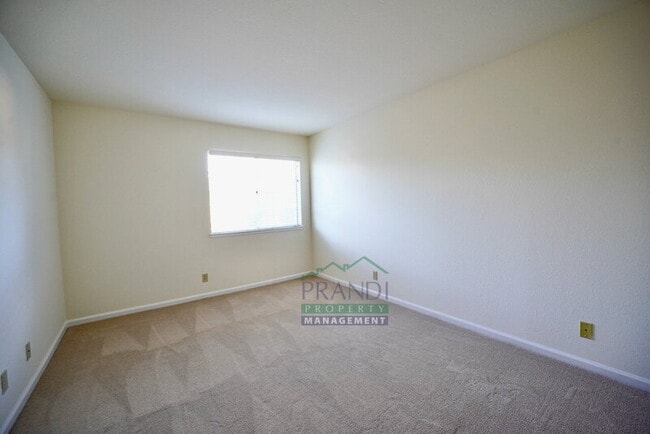 Building Photo - 5 Partridge Ct