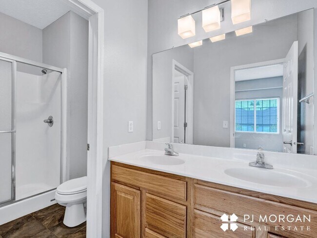 Building Photo - Charming 3 bedroom, 2 bathroom Duplex with...