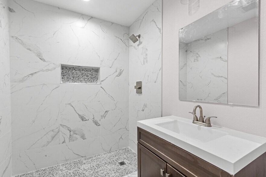 Building Photo - 2435 Sharon St