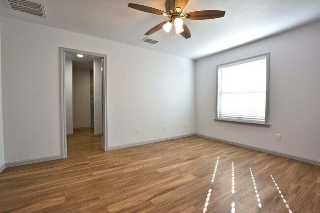 Building Photo - 1211 N Essex Ave