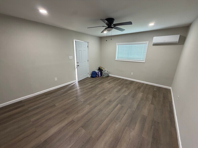 Building Photo - Room in Apartment on Gresham Park Dr