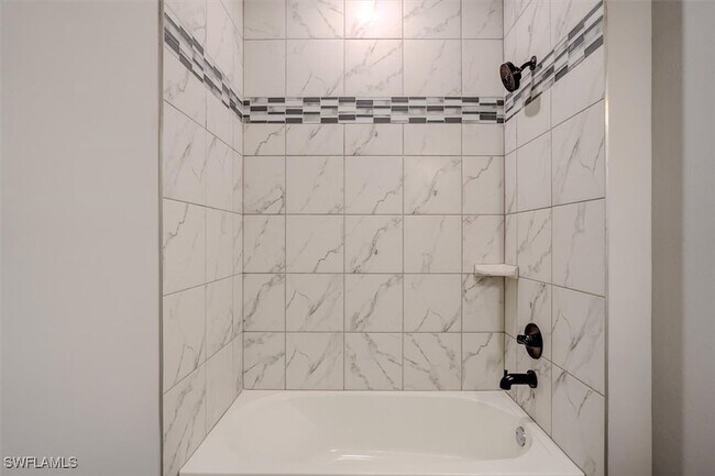 Building Photo - 428 SW 28th Pl