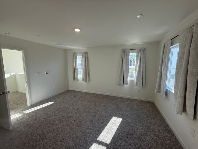 Building Photo - New Home in Gates Community