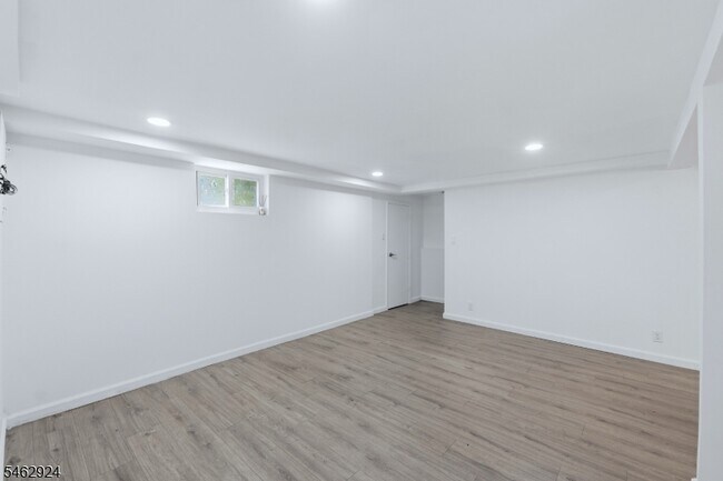 Building Photo - 635 Robinson Terrace