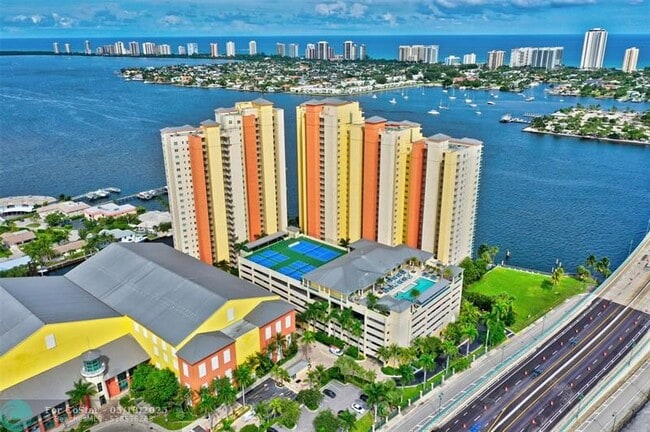Building Photo - 2640 Lake Shore Dr