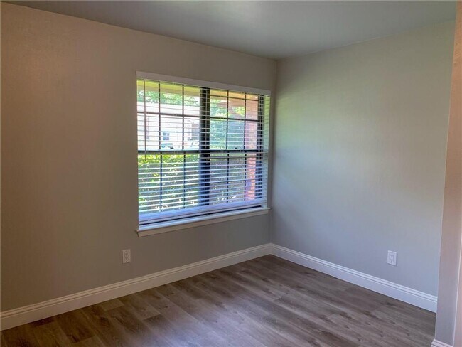 Building Photo - 1604 Holstein Dr