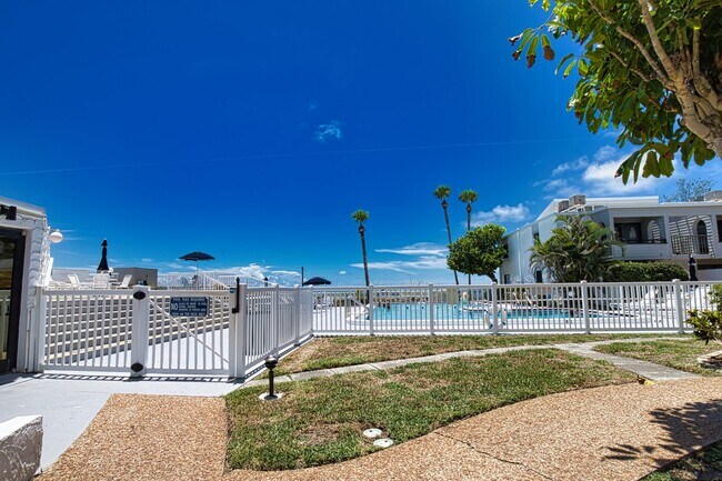 Building Photo - Seasonal Short-term 2 Bedroom 2 Bathroom Condo located on Venice Island with beach access!