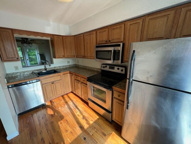 Building Photo - Distinguished 2-Bed Townhouse w/ In-Unit L...