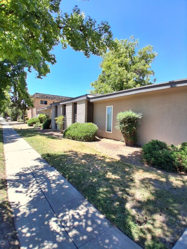 Building Photo - 3319 E Fairmont Ave