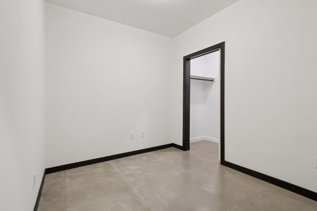 Building Photo - Urban 1-bedroom/ 1-bath Corner Unit in City Park West - **Offering 4 weeks free!**