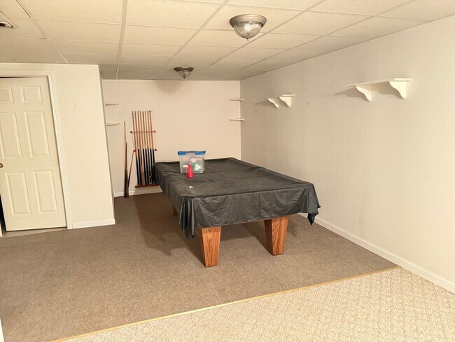 Building Photo - Beautiful 3B 2.5 bathroom townhouse in Normal