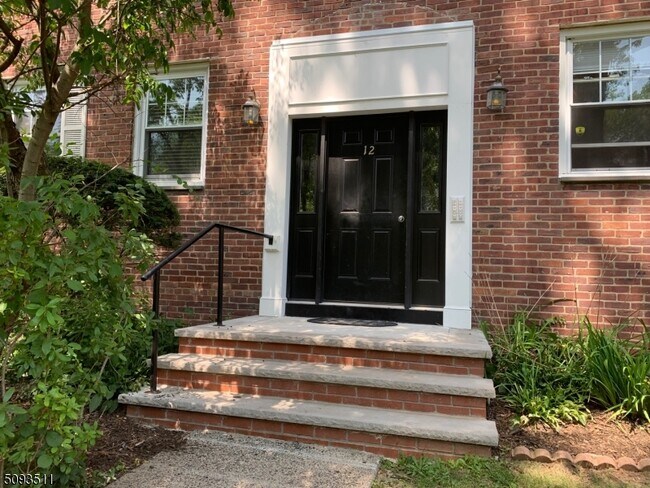 Building Photo - 12 Green Acres Dr