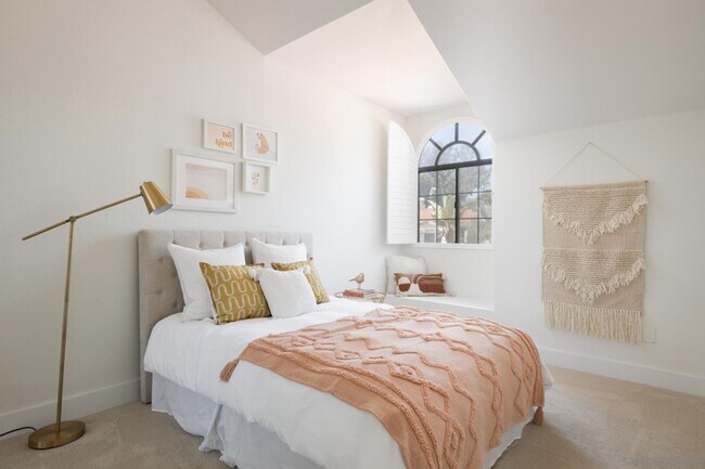 Building Photo - Beautifully remodeled home in the desirabl...