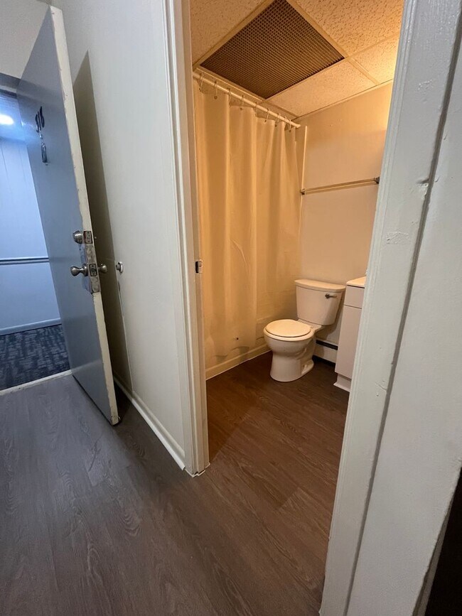 Building Photo - 1 Bd / 1 Bth Warminster Condo