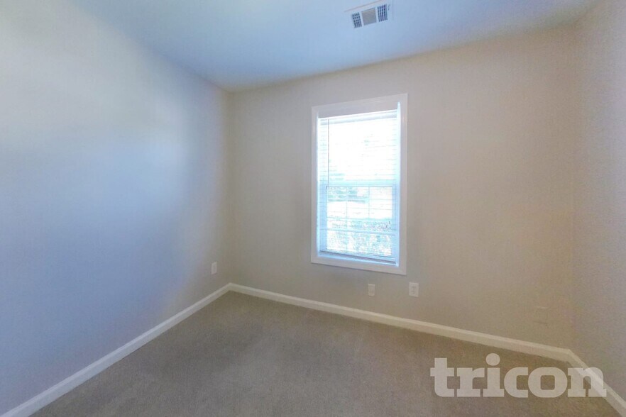 Building Photo - 923 Laurel Green Ln NE