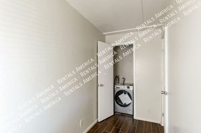 Building Photo - 55 N Cherry Ave