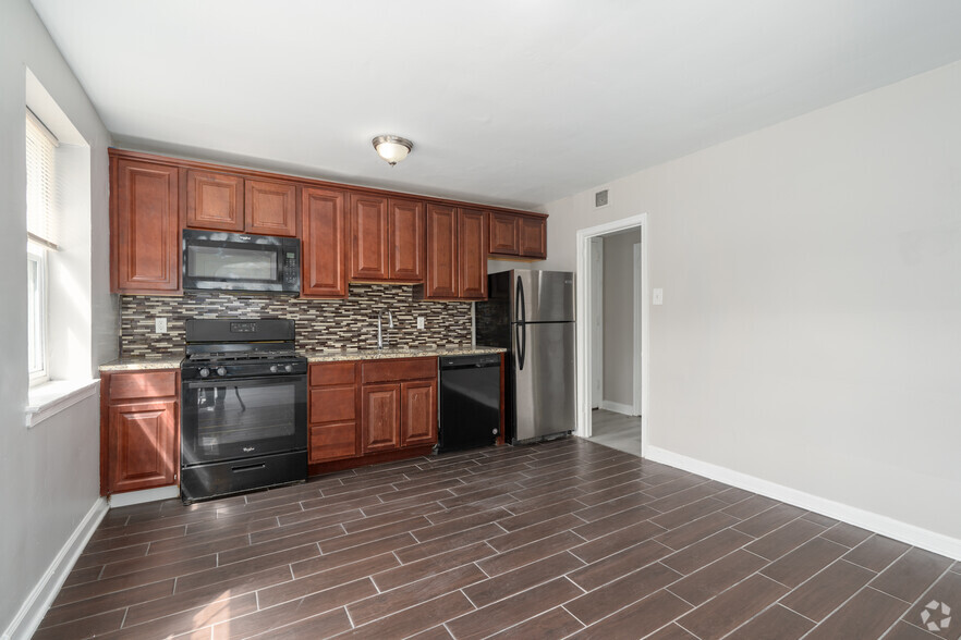 2BR, 1BA - 975SF - Kitchen - Wynnefield Court Apartments