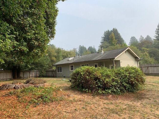 Building Photo - 3 Bedroom, PET FRIENDLY House in Fieldbrook