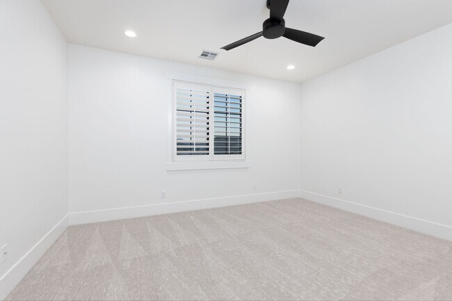 Building Photo - 6 bed / 4 bath / 3 car garage custom home in Pecan Valley