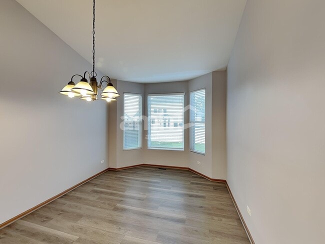 Building Photo - 3803 Saratoga Dr