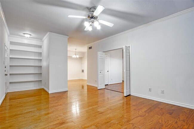 Building Photo - 2255 Braeswood Park Dr