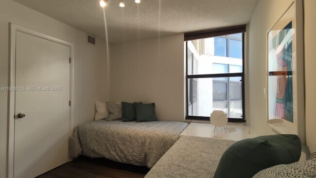 Building Photo - 18181 NE 31st Ct