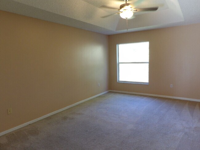 Building Photo - Spacious 4 Bedroom 2236 Sq Ft Call Carole Arcaro 386-216-4900 Deltona L Realty