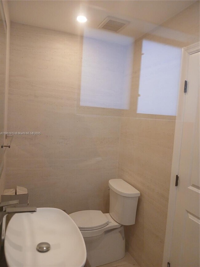 Building Photo - 1070 SW 135th Pl