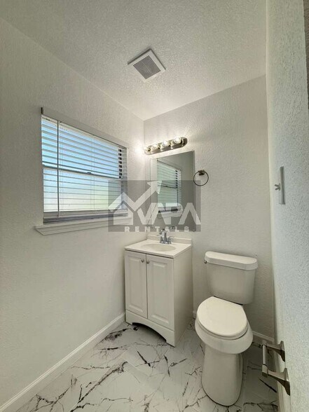 Building Photo - 943 Weizmann St