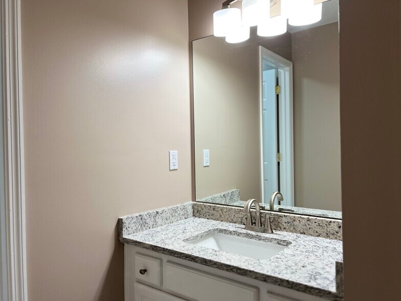 Building Photo - 112 Creekview Trl