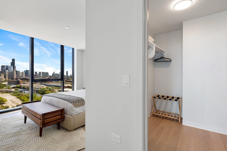 Building Photo - 901 W Blackhawk St