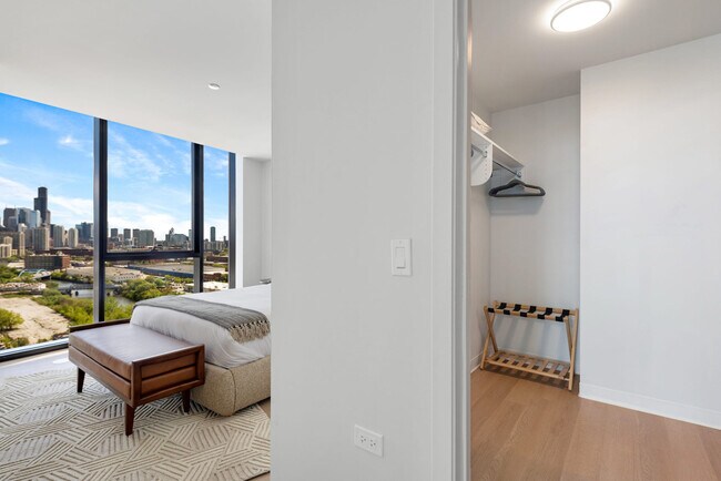 Building Photo - 901 W Blackhawk St