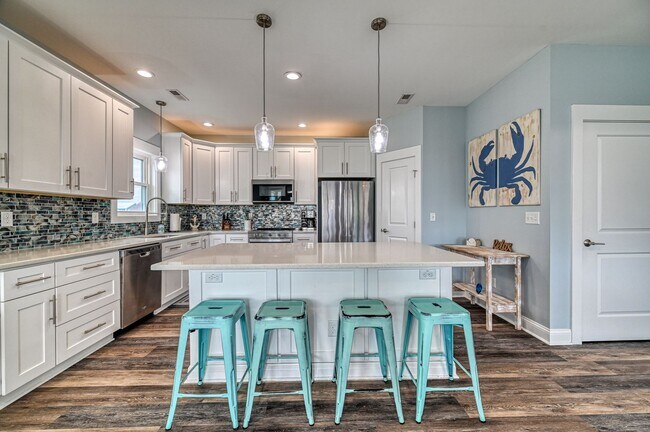 Building Photo - PET FRIENDLY FURNISHED OFF-SEASON RENTAL A...