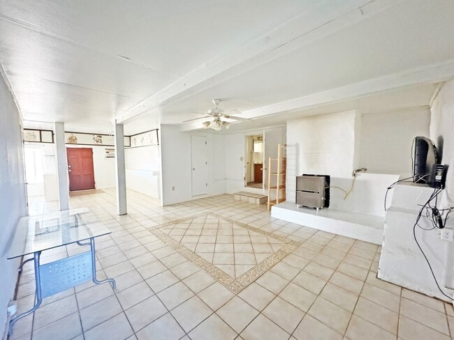 Building Photo - 504 E Ave East