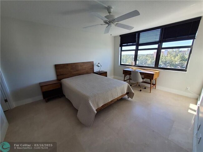 Building Photo - 1401 N Riverside Dr
