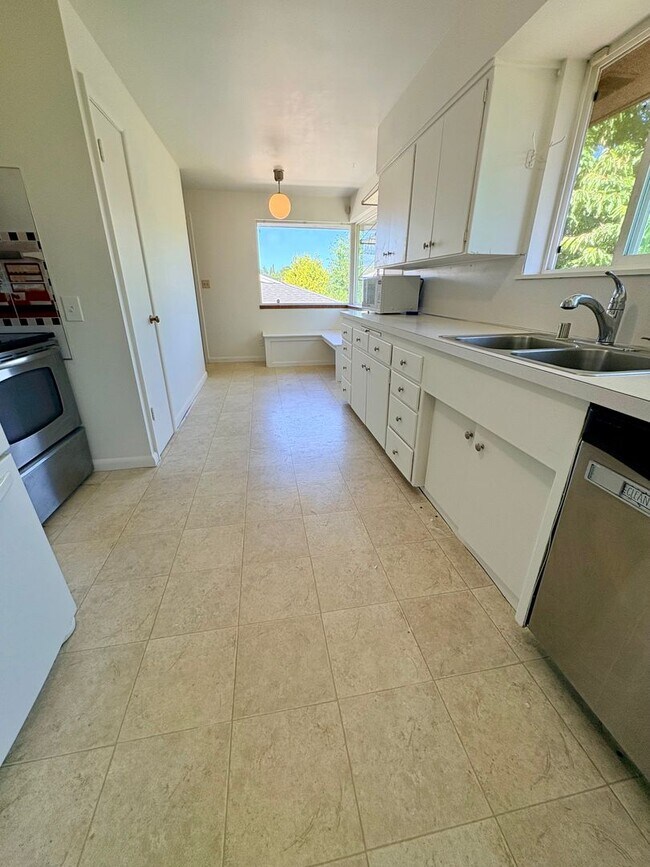 Building Photo - 5 Bed/1.5 Bath Beacon Hill Home with Gorgeous Views!