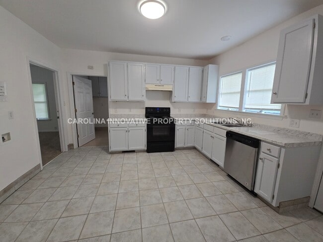 Building Photo - 610 N Pear St