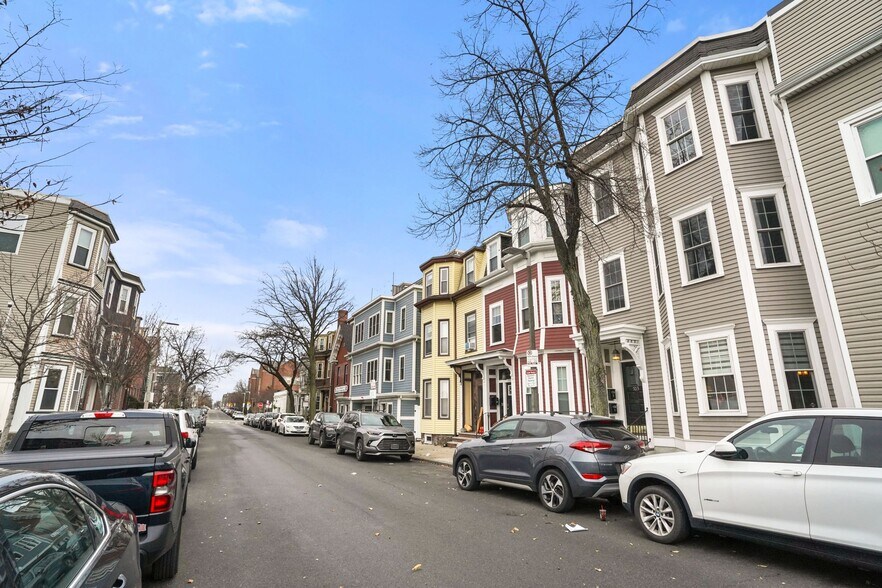 Building Photo - 703 E 4th St