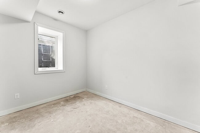 Building Photo - 911 W 31st St