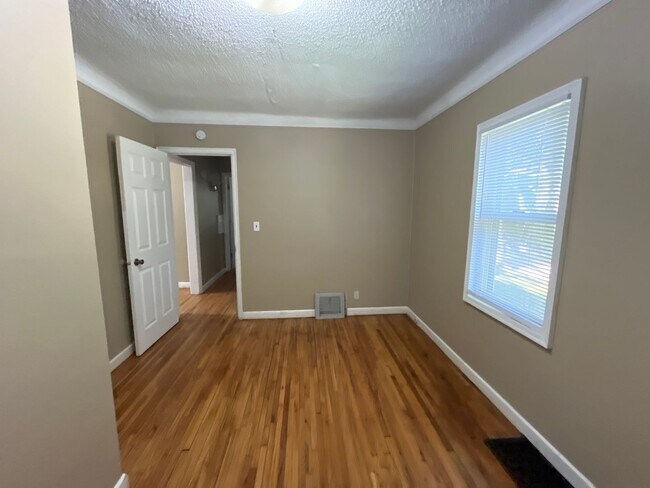 Building Photo - 4 bedroom, 2 bathroom home in the peaceful community of Mahtomedi access to White Bear Lake