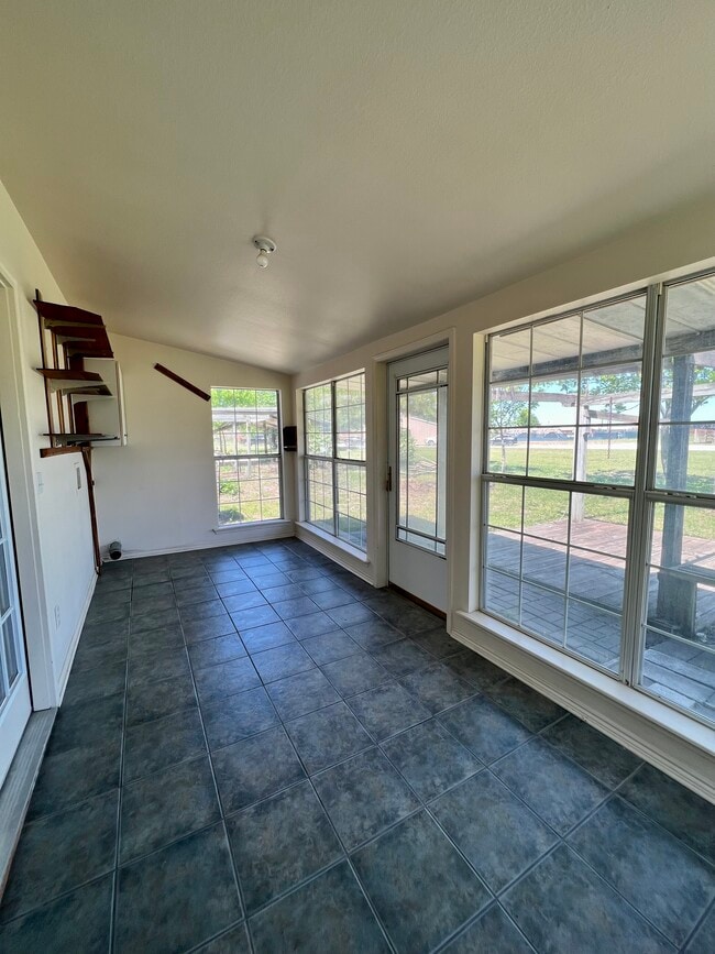 Building Photo - 9827 Fort Worth Dr