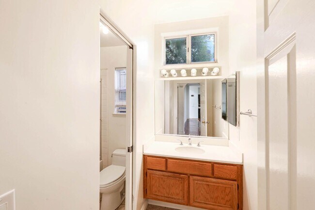 Building Photo - Exceptional 5 bedroom home in Aliso Viejo