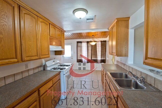 Building Photo - NE-Bakersfield 3 bedrooms 1 baths