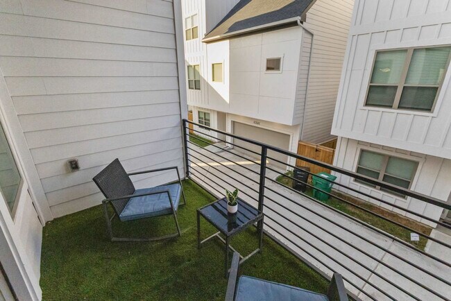 Building Photo - 6742 Peerless St